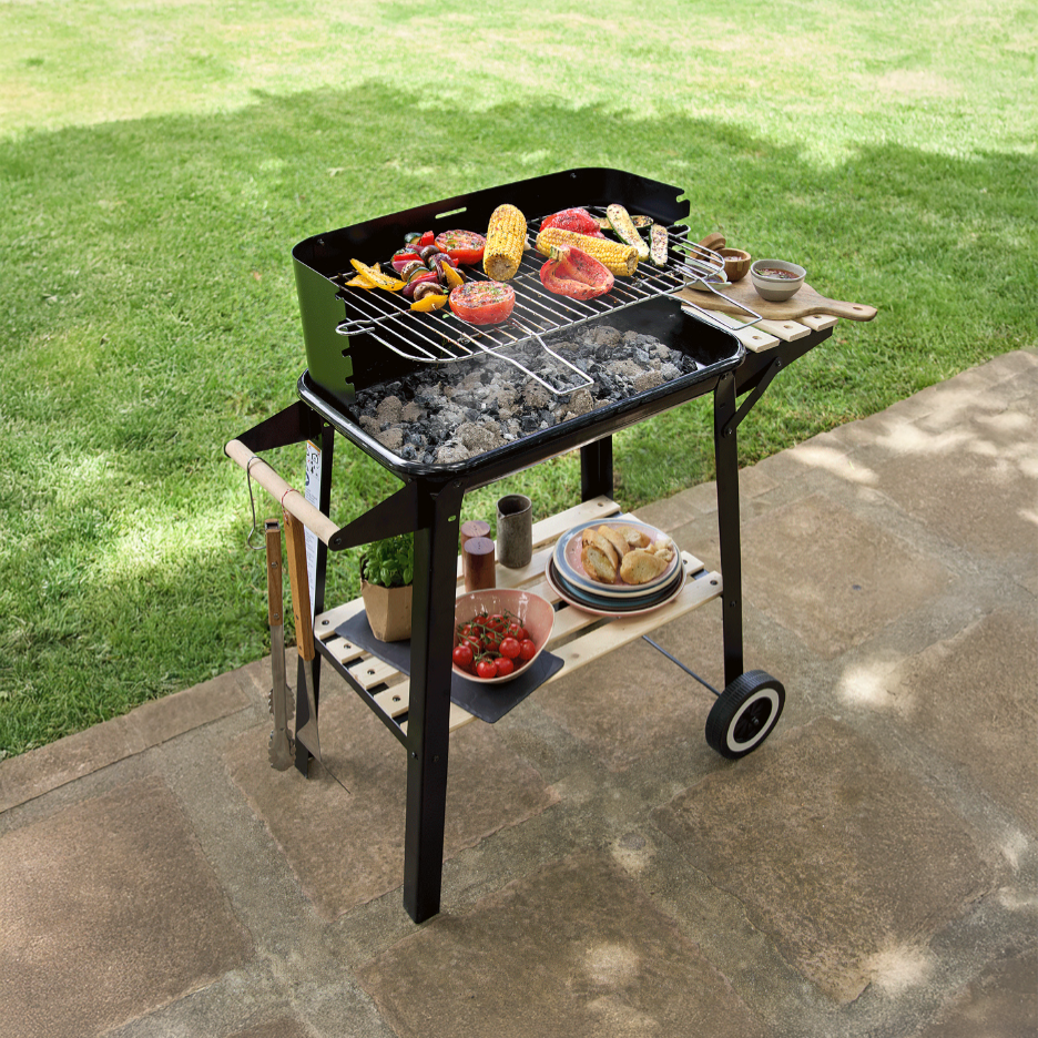 Grilli, jossa on grillattuja kasviksia ja leipää ulkona nurmikolla.