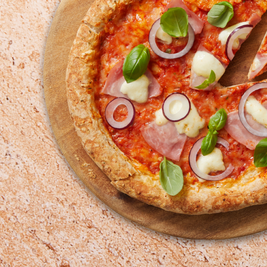 Pizza kinkulla, punasipulilla, mozzarellalla ja basilikalla puualustalla.