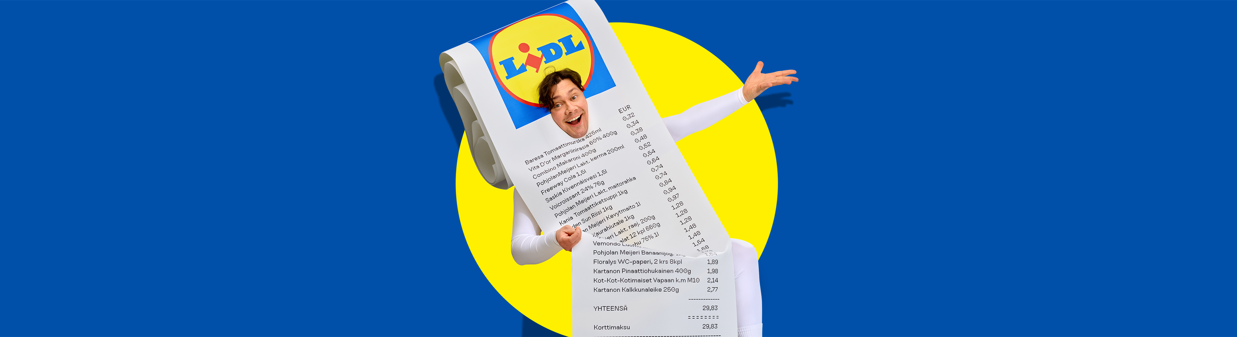 Mies, jolla on ostoslista päänä, esittelee edullisia ruokaostoksia.